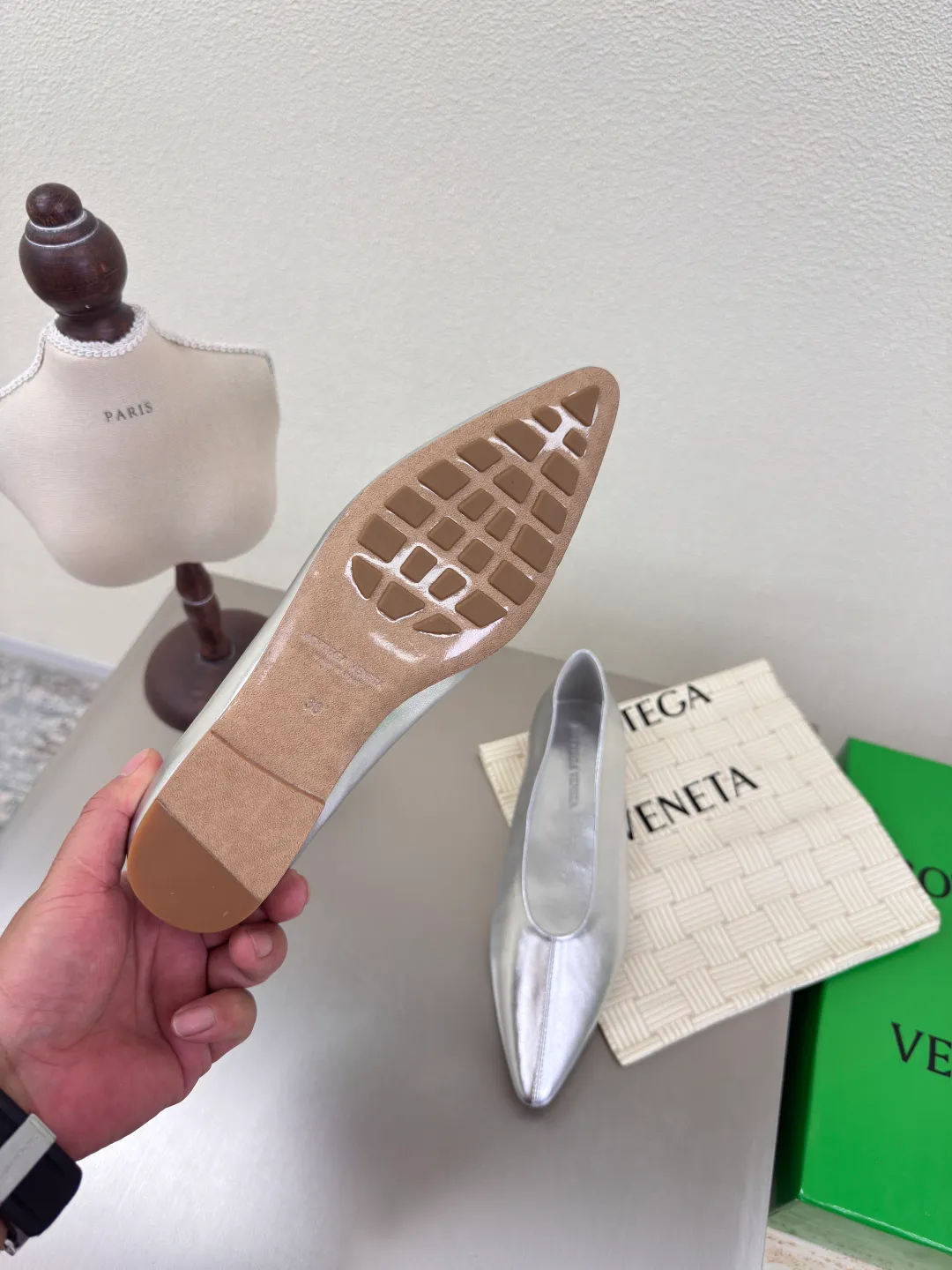 👟👟Ex-factory price 640👟👟 BV women's Sofia ballet shoes leather ballet shoes silver family elements woven series high version small round toe essential for commuting BV early autumn series are so beautiful💯 The use of elegant materials in shoes is intellectual, elegant and capable, full of high-end sense✅The design is beautiful~~ The fabric is made of original consistent lambskin and the shaping technology pursues the perfection of the internal process✅ Heel The foot pads are made of lambskin, never sloppy 🆚Original💯 Outsole technology Brand classic The new season uses Italian genuine leather outsole with clear dyeing technology and rubber square technology 💯 Comfortable and high-end flat design makes travel more comfortable and confident 35 36 37 38 39 40 41 42 (40 41 42 customized code number) Equipped with original packaging Hot glue process logo cloth bag